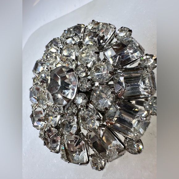 VINTAGE Brooch/Pin by Judy Lee
Sparkling rhinestones in Silvertone setting ￼ - Picture 5 of 10